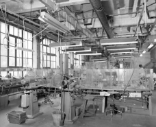 Atelier de fabrication au rez-de-chaussée du bâtiment de 1927. © Région Bourgogne-Franche-Comté, Inventaire du patrimoine