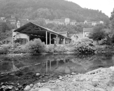 Magasins industriels depuis la rive droite de la Bienne. © Région Bourgogne-Franche-Comté, Inventaire du patrimoine