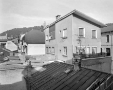 Façade postérieure du bâtiment d'origine et toiture de celui de 1960. © Région Bourgogne-Franche-Comté, Inventaire du patrimoine