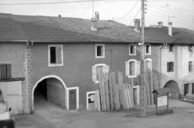 Façade antérieure, partiellement masquée par les planches de la pièce d'affinage mises à sécher. © Région Bourgogne-Franche-Comté, Inventaire du patrimoine