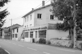 Façade antérieure de trois quarts droite. © Région Bourgogne-Franche-Comté, Inventaire du patrimoine