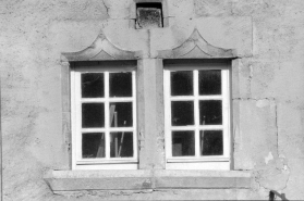 Maison : détail des fenêtres couvertes d'un arc en accolade. © Région Bourgogne-Franche-Comté, Inventaire du patrimoine