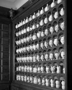 Vue d'ensemble des pots à pharmacie du meuble situé sur le mur nord. © Région Bourgogne-Franche-Comté, Inventaire du patrimoine