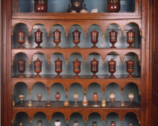 Vue d'ensemble des pots en bois sur l'étagère du mur est. © Région Bourgogne-Franche-Comté, Inventaire du patrimoine