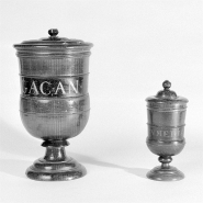 Vue d'ensemble de deux pots en bois. © Région Bourgogne-Franche-Comté, Inventaire du patrimoine