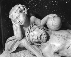 Le Christ mort : détail de la tête avec un ange, la main posée sur un globe. © Région Bourgogne-Franche-Comté, Inventaire du patrimoine