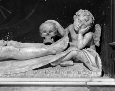 Le Christ mort : détail des pieds avec un ange, la main posée sur un crâne. © Région Bourgogne-Franche-Comté, Inventaire du patrimoine