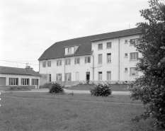 Vue d'ensemble de la façade antérieure du bâtiment principal, de trois quarts droit. © Région Bourgogne-Franche-Comté, Inventaire du patrimoine