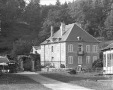 Le logement patronal vu de trois quarts en 1992. © Région Bourgogne-Franche-Comté, Inventaire du patrimoine