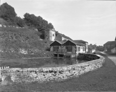 L'usine métallurgique vue depuis la source de la Baignotte en 1992. © Région Bourgogne-Franche-Comté, Inventaire du patrimoine