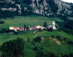 Vue d'ensemble depuis le Chemin Départemental 124 de Saint-Claude à Oyonnax. © Région Bourgogne-Franche-Comté, Inventaire du patrimoine