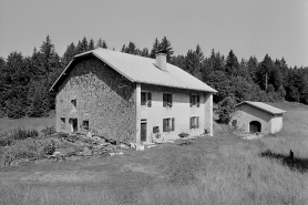 Façade antérieure et face gauche avec essentage de tavaillons. A l'arrière-plan, le fournil. © Région Bourgogne-Franche-Comté, Inventaire du patrimoine