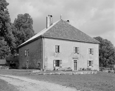 Façade antérieure et face latérale gauche. © Région Bourgogne-Franche-Comté, Inventaire du patrimoine