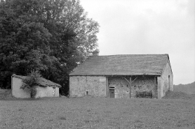 Vue générale, façade antérieure et fournil à gauche. © Région Bourgogne-Franche-Comté, Inventaire du patrimoine