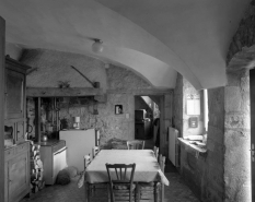 Intérieur de la cuisine : au fond à gauche, l'ancienne cheminée et la bouche du four. © Région Bourgogne-Franche-Comté, Inventaire du patrimoine