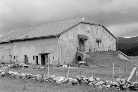 Façade postérieure et face gauche recouverte d'un essentage de zinc. © Région Bourgogne-Franche-Comté, Inventaire du patrimoine