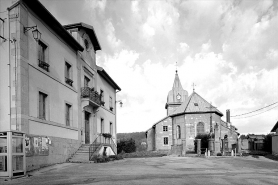 Extérieur : l'église et la mairie-école vues depuis la place. © Région Bourgogne-Franche-Comté, Inventaire du patrimoine