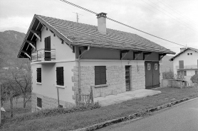 Façade antérieure et face gauche. © Région Bourgogne-Franche-Comté, Inventaire du patrimoine