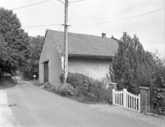 Façade antérieure et face gauche depuis la rue. © Région Bourgogne-Franche-Comté, Inventaire du patrimoine