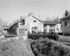 Mur pignon sud de la scierie (abri de la noria) et atelier de réparation. © Région Bourgogne-Franche-Comté, Inventaire du patrimoine