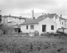 Logement d'ouvriers de 1959 vu depuis l'ouest. © Région Bourgogne-Franche-Comté, Inventaire du patrimoine