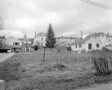 Vue d'ensemble des logements d'ouvriers, depuis l'ouest. Maison de 1956 à gauche, de 1959 à droite. © Région Bourgogne-Franche-Comté, Inventaire du patrimoine