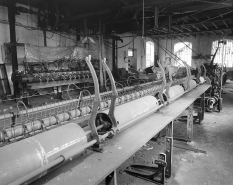 Ratelier du module de droite. Au premier plan, tambours (horizontaux) et supports des cannelles (verticaux). © Région Bourgogne-Franche-Comté, Inventaire du patrimoine