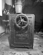 Marque du constructeur (extrémité gauche). © Région Bourgogne-Franche-Comté, Inventaire du patrimoine