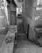 Vue de la cour depuis le dessus de l'escalier. © Région Bourgogne-Franche-Comté, Inventaire du patrimoine