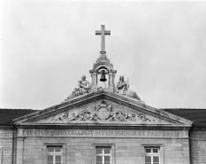 Détail de la partie supérieure de l'avant-corps central du bâtiment principal. © Région Bourgogne-Franche-Comté, Inventaire du patrimoine