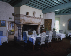 Intérieur, partie droite de l'édifice : détail d'une cheminée de trois quarts gauche. © Région Bourgogne-Franche-Comté, Inventaire du patrimoine