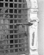 Détail d'une niche sur la façade latérale droite : système de fermeture. © Région Bourgogne-Franche-Comté, Inventaire du patrimoine