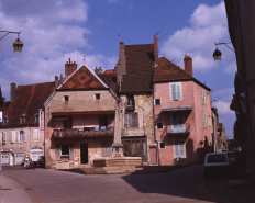 Vue de la place de la Petite Fontaine, avant restauration des édifices situés au fond. © Région Bourgogne-Franche-Comté, Inventaire du patrimoine