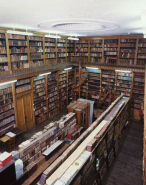 Intérieur de la bibliothéque : vue d'ensemble depuis la galerie. © Région Bourgogne-Franche-Comté, Inventaire du patrimoine