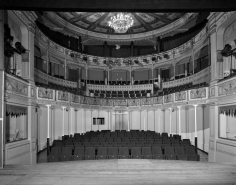 Intérieur : vue de la salle et des loges depuis la scène. © Région Bourgogne-Franche-Comté, Inventaire du patrimoine