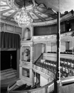 Intérieur : vue de la loge droite, des premier et second balcon, de trois quarts gauche. © Région Bourgogne-Franche-Comté, Inventaire du patrimoine