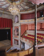 Intérieur : vue de la loge droite, des premier et second balcons, de trois quarts gauche. © Région Bourgogne-Franche-Comté, Inventaire du patrimoine