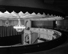 Intérieur : vue du plafond et du deuxième balcon, de trois quarts gauche. © Région Bourgogne-Franche-Comté, Inventaire du patrimoine