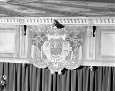 Intérieur : détail du blason de la ville de Gray au-dessus du rideau de scène. © Région Bourgogne-Franche-Comté, Inventaire du patrimoine