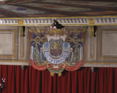 Intérieur : détail du blason de la ville de Gray au-dessus du rideau de scène. © Région Bourgogne-Franche-Comté, Inventaire du patrimoine