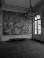 Intérieur : vue du foyer avec la peinture signée Edmond Debon, Carolles 1897. © Région Bourgogne-Franche-Comté, Inventaire du patrimoine