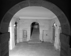 Intérieur : vue du foyer avec la peinture signée F. Lequesne 1899. © Région Bourgogne-Franche-Comté, Inventaire du patrimoine