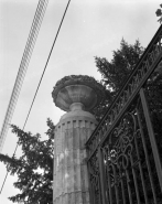 Détail de la partie supérieure du pilier gauche du portail du parc. © Région Bourgogne-Franche-Comté, Inventaire du patrimoine