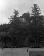 Restes du rempart du bastion du Boulevard dans la cour de l'hotel-dieu : de face. © Région Bourgogne-Franche-Comté, Inventaire du patrimoine