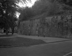 Restes du rempart du bastion du Boulevard dans la cour de l'hotel-dieu : partie inférieure de trois quarts droit. © Région Bourgogne-Franche-Comté, Inventaire du patrimoine