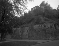 Restes du rempart du bastion du Boulevard dans la cour de l'hotel-dieu : angle de la partie inférieure. © Région Bourgogne-Franche-Comté, Inventaire du patrimoine