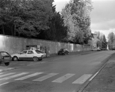 Restes de rempart le long de l'avenue Revon (vers l'ancien bastion de l'Arsenal). © Région Bourgogne-Franche-Comté, Inventaire du patrimoine