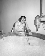 Décaillage au tranche-caillé manuel. © Région Bourgogne-Franche-Comté, Inventaire du patrimoine