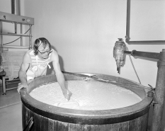 Vérification du décaillage, à la poche. © Région Bourgogne-Franche-Comté, Inventaire du patrimoine