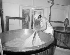 Tirage à la toile : le fromager noue les coins de la toile. © Région Bourgogne-Franche-Comté, Inventaire du patrimoine